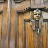 Sul suo portone in legno infatti sono presenti due sculture raffiguranti le sfingi, importante simbolo massonico emblema del �corpo del mondo�